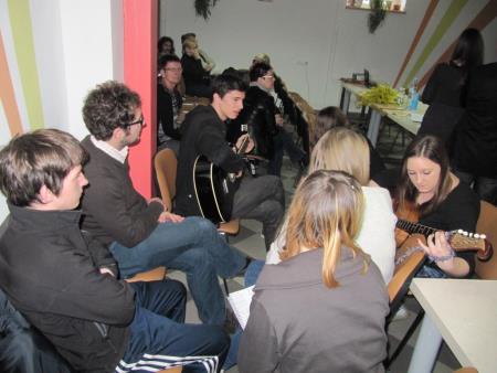 Okrogla miza Otrok v rejništvu = otrok med dvema družinama 1